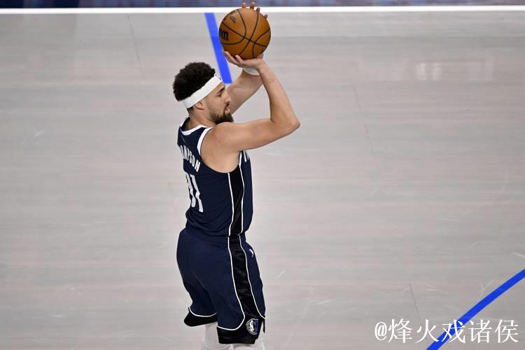 克莱-汤普森全场10中4,三分9中4得到12分2篮板1抢断 克莱-汤普森全场10中4,三分9中4得到12分2篮板1抢断