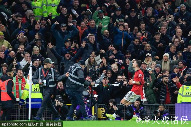 战平伯恩茅斯后曼联球员离场时，球迷报以热烈掌声