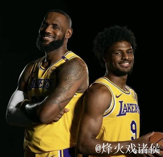 詹姆斯父子携手书写NBA历史新篇！